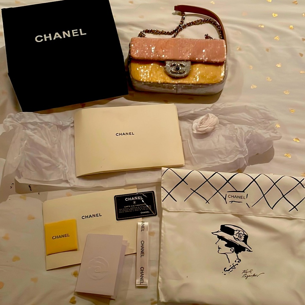 Leather bag with complete packaging.